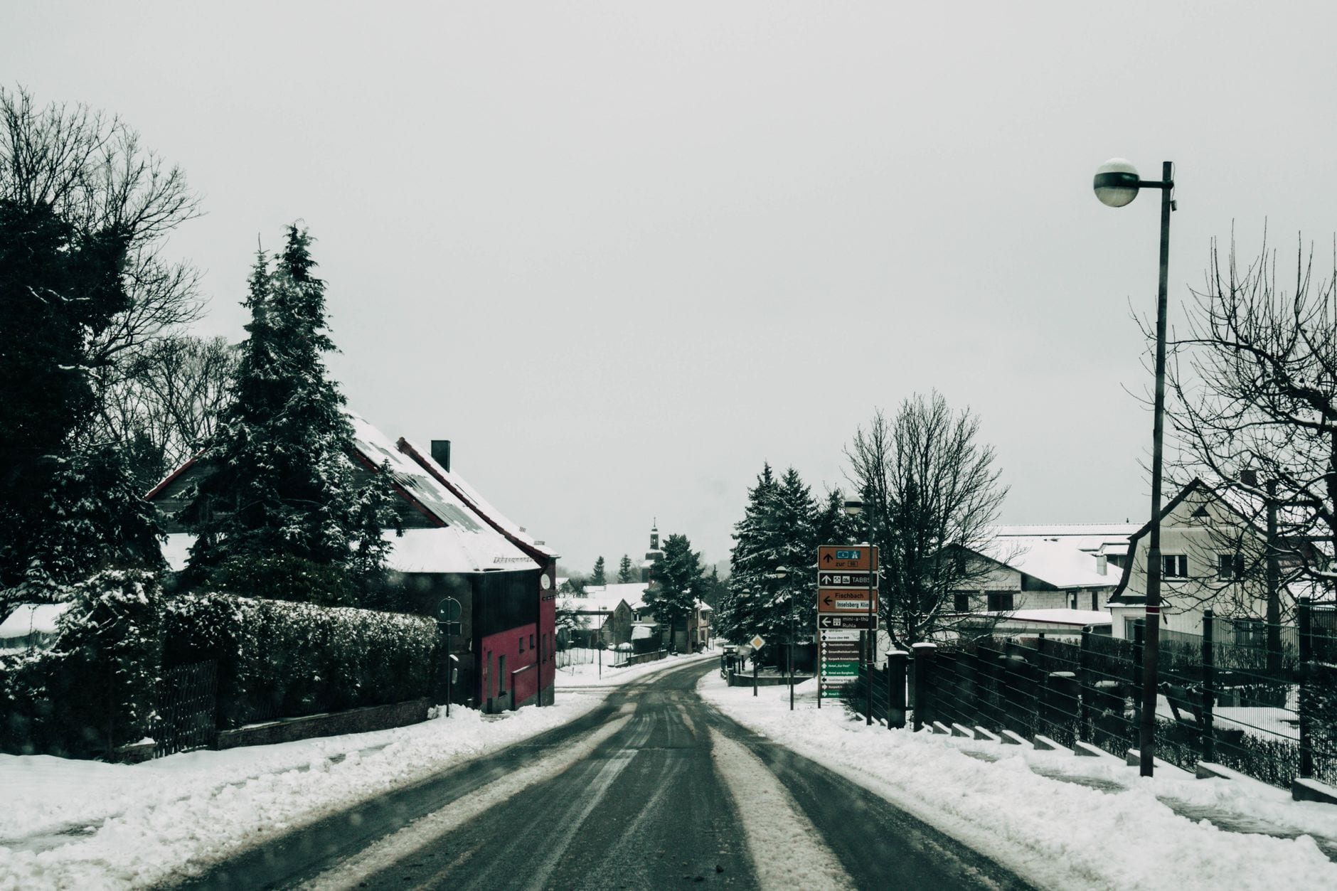 les gets village rue enneigee